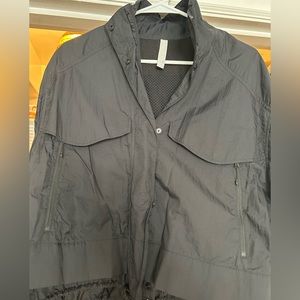 Athleta cropped wind breaker. Size s